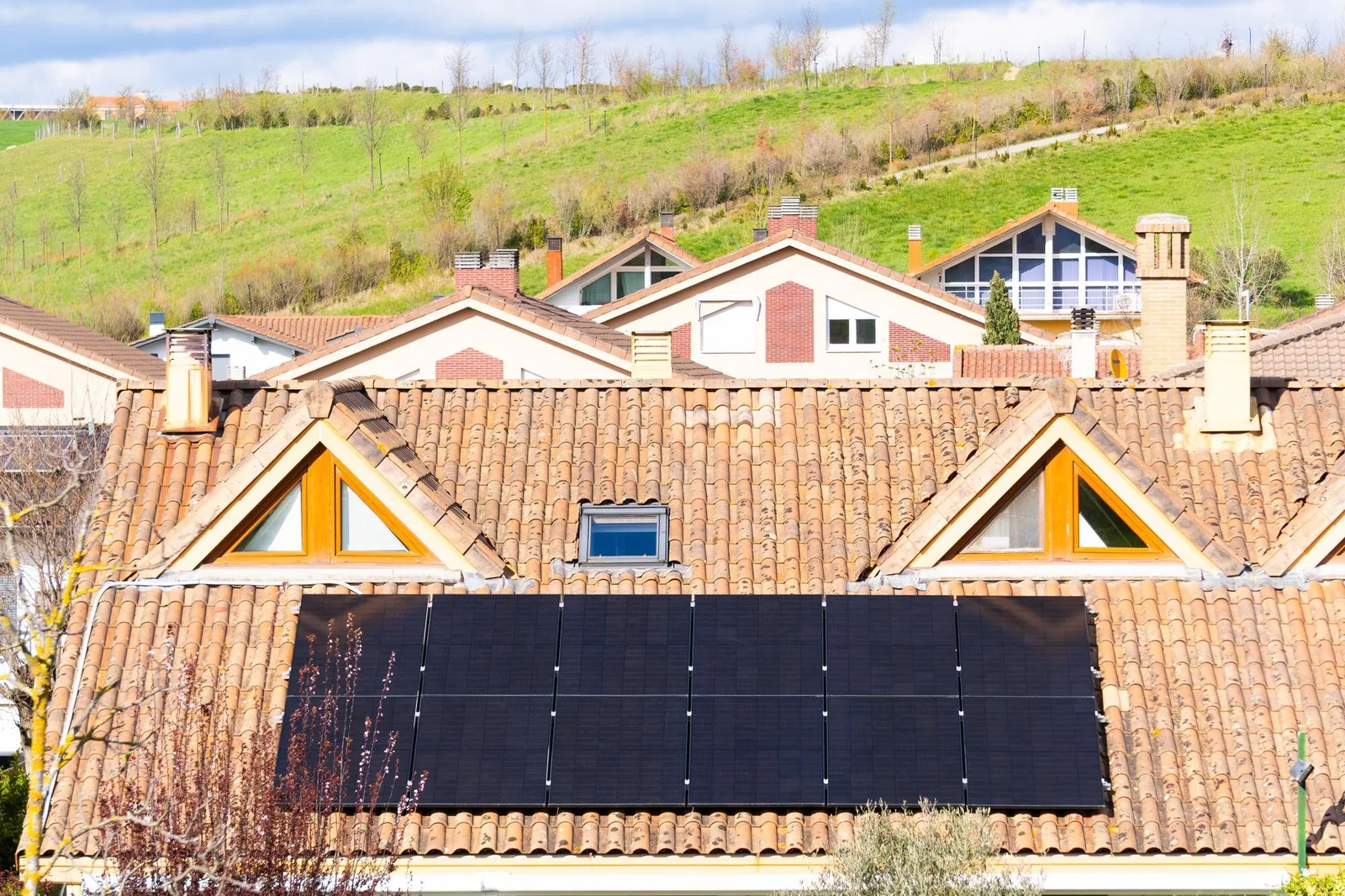 Installateur posant des panneaux solaires photovoltaïques, achat, installation et raccordement sur toiture