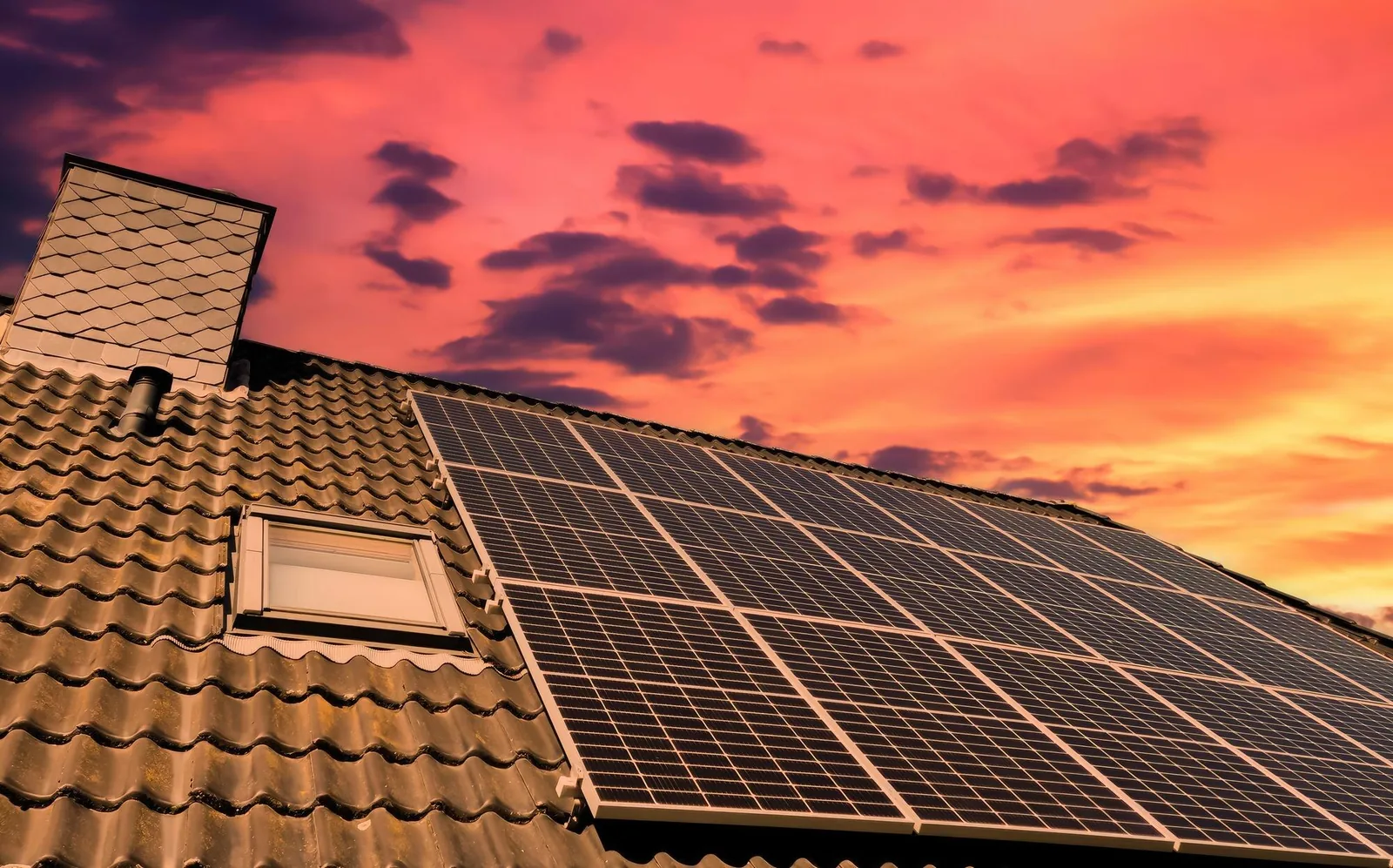 Maison équipée de panneaux solaires photovoltaïques, achat, installation et raccordement